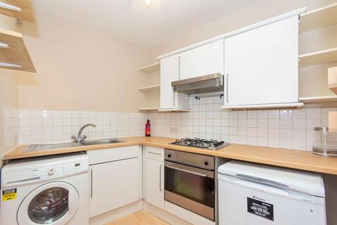 2 bedroom flat to rent, Rowena Crescent, Battersea SW11