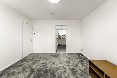 2 bedroom apartment to rent, Ashton Lane, Sale