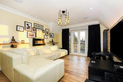 3 bedroom apartment to rent, Eastbury Avenue, Northwood HA6
