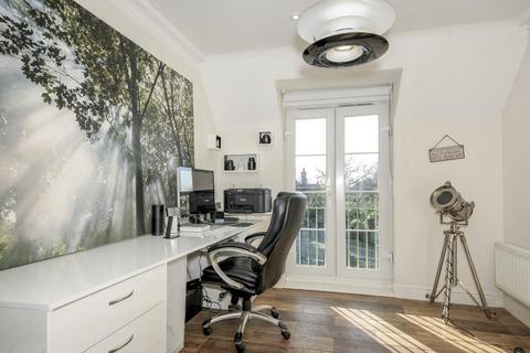 3 bedroom apartment to rent, Eastbury Avenue, Northwood HA6