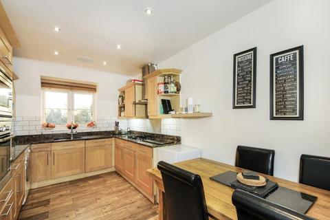 3 bedroom apartment to rent, Eastbury Avenue, Northwood HA6