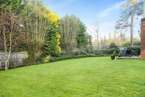 3 bedroom apartment to rent, Eastbury Avenue, Northwood HA6