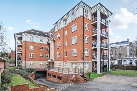 3 bedroom flat for sale, Upper Richmond Road, London, SW15