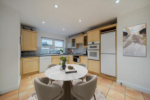 3 bedroom flat for sale, Upper Richmond Road, London, SW15