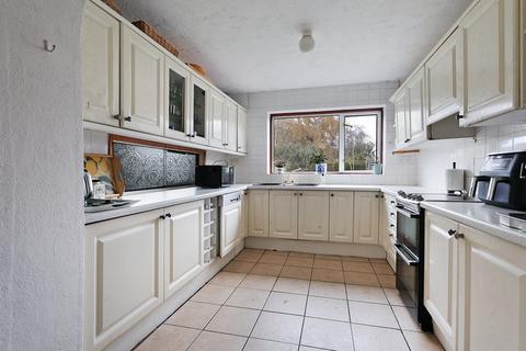 4 bedroom detached house for sale, Smallfield Road, Horley, Surrey, RH6