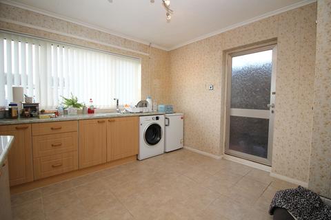 2 bedroom bungalow to rent, Lowes Chase, Walton on the Naze