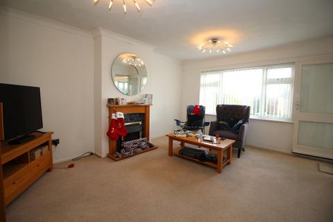 2 bedroom bungalow to rent, Lowes Chase, Walton on the Naze
