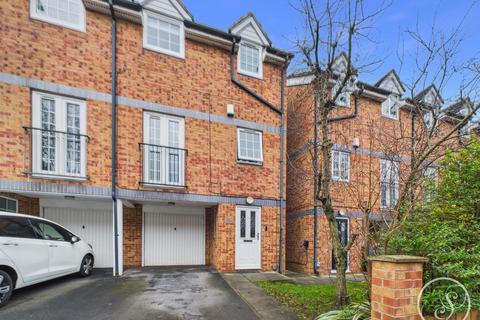 3 bedroom townhouse for sale, Birch Avenue,, Halton,, Leeds