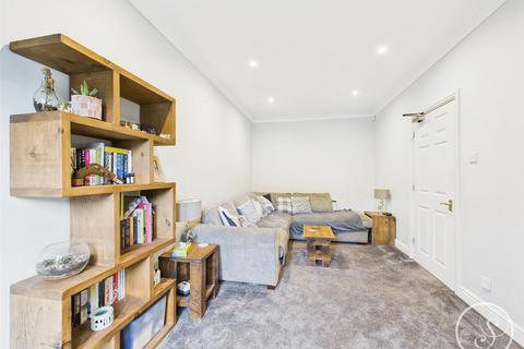 3 bedroom townhouse for sale, Birch Avenue,, Halton,, Leeds