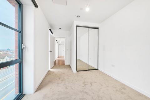 2 bedroom flat to rent, New Road, Dagenham, RM9