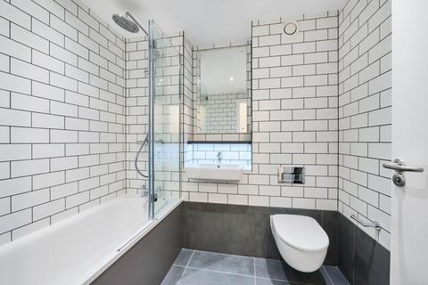 2 bedroom flat to rent, New Road, Dagenham, RM9