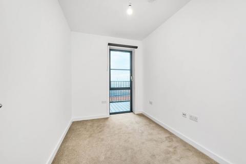 2 bedroom flat to rent, New Road, Dagenham, RM9