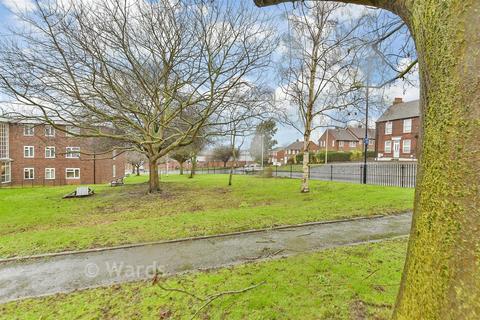 3 bedroom flat for sale, Middle Street, Gillingham, Kent