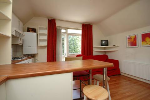 Studio to rent, Finchley Road, Hampstead, London, NW3