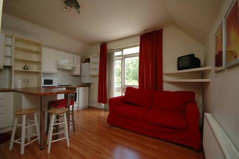 Studio to rent, Finchley Road, Hampstead, London, NW3