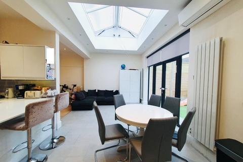 3 bedroom semi-detached house for sale, Warwick Avenue, Edgware