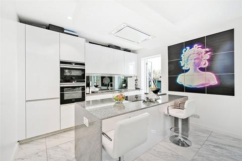 3 bedroom flat to rent, Queens Gate, London SW7