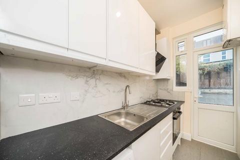 3 bedroom house to rent, Gassiot Road, London SW17