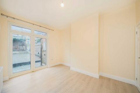 3 bedroom house to rent, Gassiot Road, London SW17