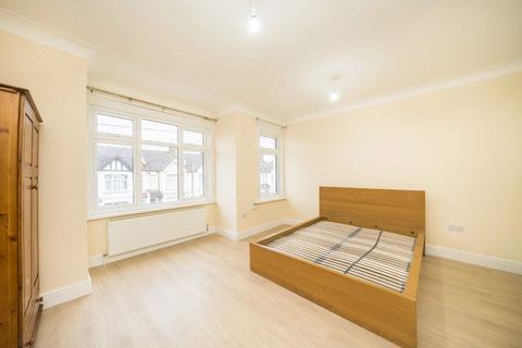 3 bedroom house to rent, Gassiot Road, London SW17