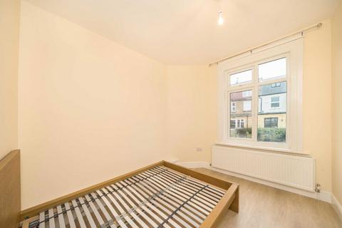 3 bedroom house to rent, Gassiot Road, London SW17