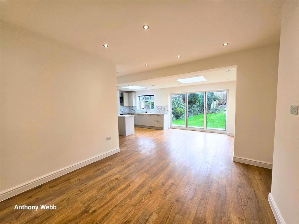 Rear reception/Kitchen