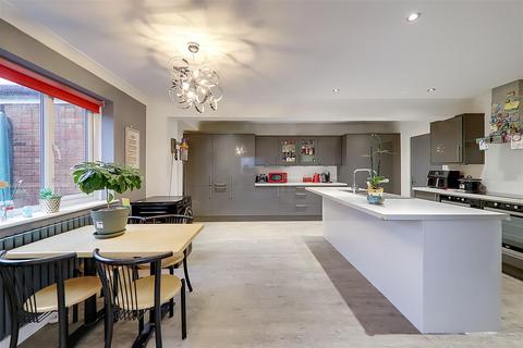 4 bedroom semi-detached house for sale, Findon Road, Worthing, BN14
