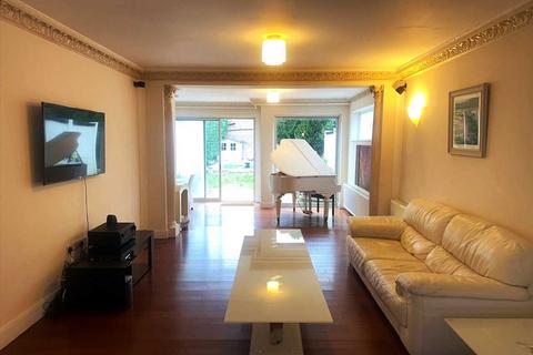 4 bedroom detached house to rent, Penhurst Gardens, Edgware