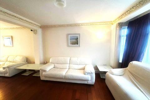 4 bedroom detached house to rent, Penhurst Gardens, Edgware