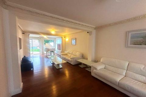 4 bedroom detached house to rent, Penhurst Gardens, Edgware