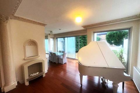 4 bedroom detached house to rent, Penhurst Gardens, Edgware