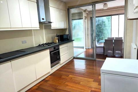 4 bedroom detached house to rent, Penhurst Gardens, Edgware