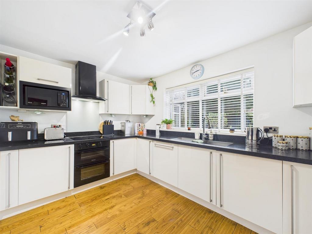 Kitchen 2.jpg