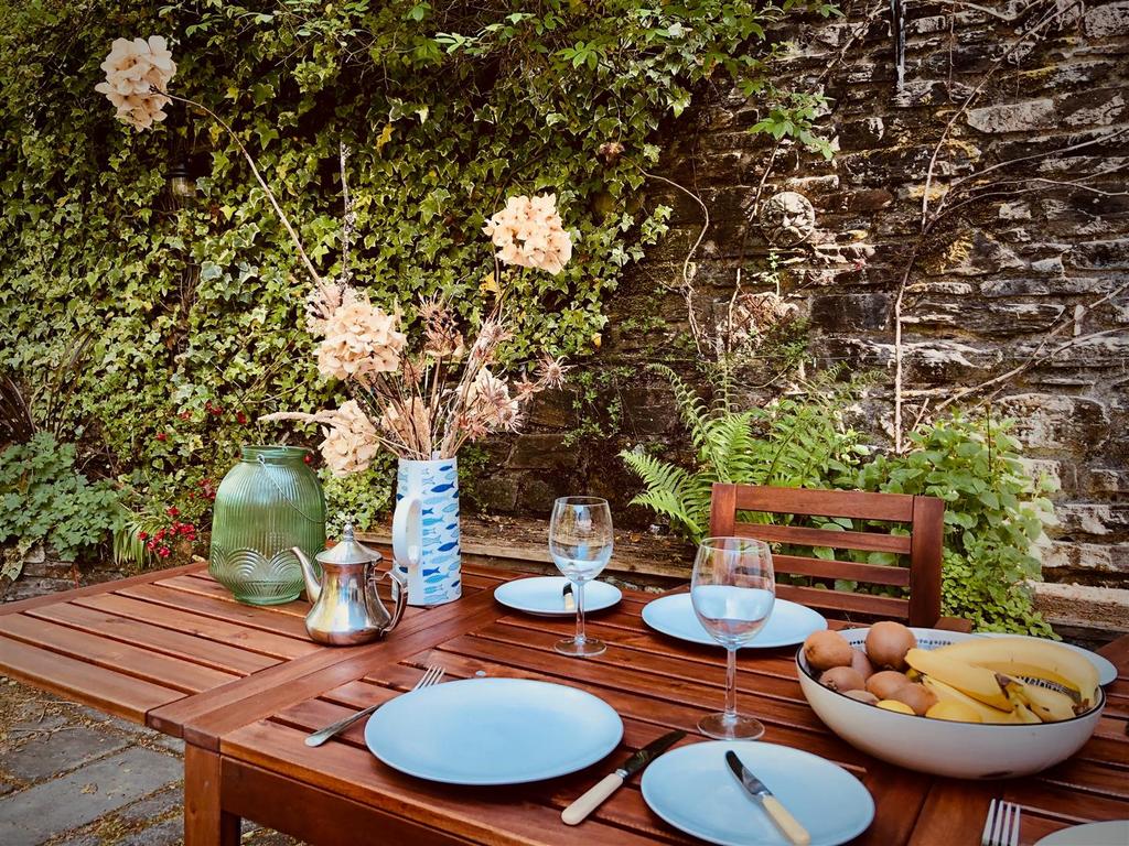 Bridge cottage - garden 8.jpeg