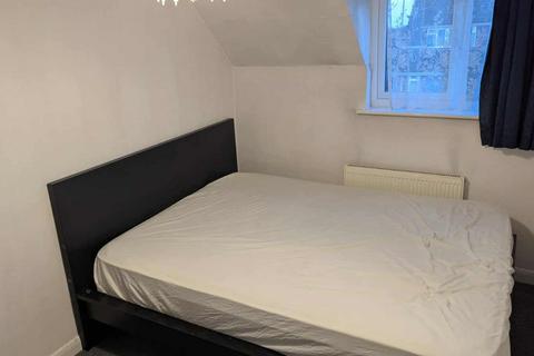 1 bedroom semi-detached house to rent, Denman Drive, Ashford, TW15