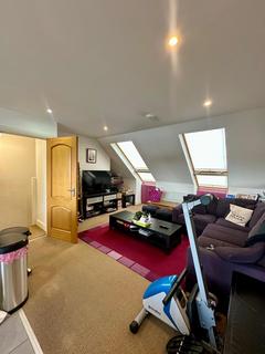 2 bedroom flat to rent, Woodfield Road, Leigh-on-Sea SS9