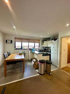 2 bedroom flat to rent, Woodfield Road, Leigh-on-Sea SS9