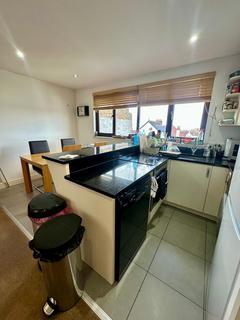 2 bedroom flat to rent, Woodfield Road, Leigh-on-Sea SS9
