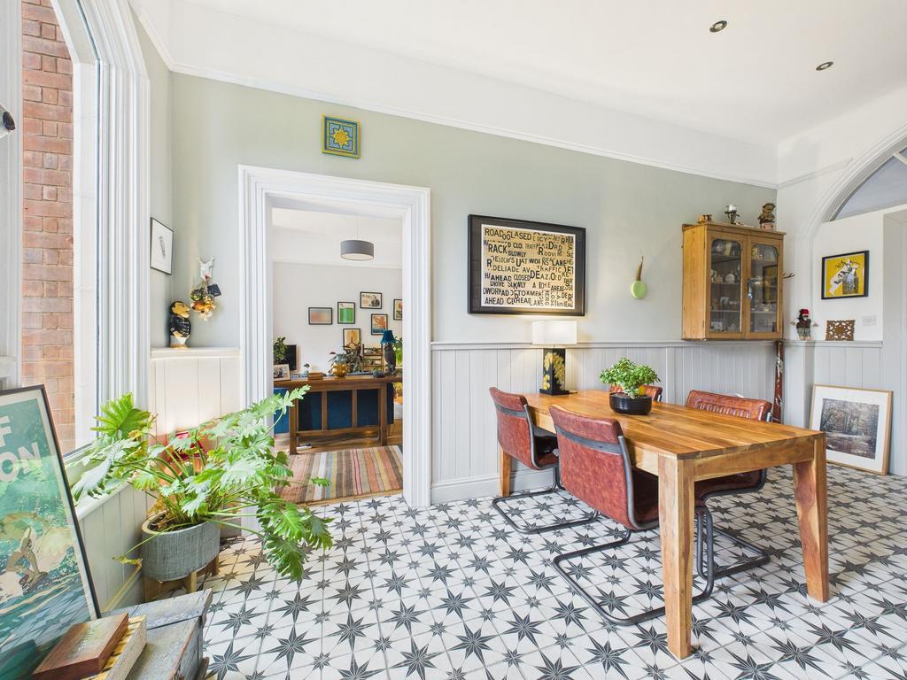 Entrance Hall/Dining Area