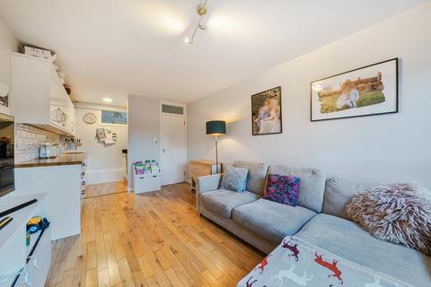 2 bedroom flat for sale, Bartholomew Close, London, SW18