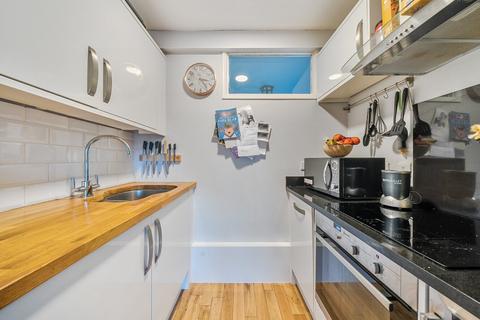 2 bedroom flat for sale, Bartholomew Close, London, SW18