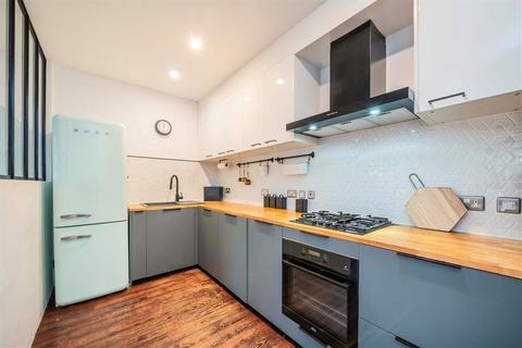 2 bedroom flat for sale, Casson Street, London E1