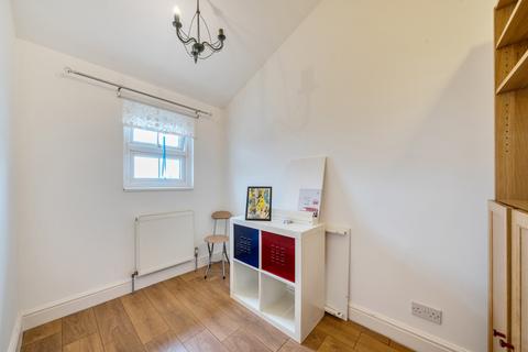2 bedroom apartment for sale, Faversham Road, London