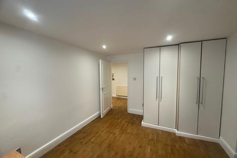 2 bedroom flat to rent, Broadhurst Gardens, West Hampstead, London NW6