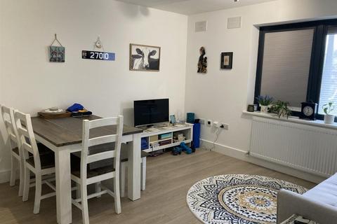 2 bedroom flat to rent, Updown Hill, Windlesham