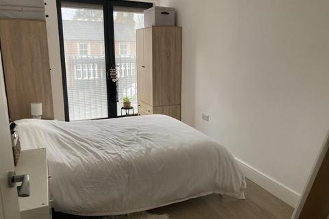 2 bedroom flat to rent, Updown Hill, Windlesham