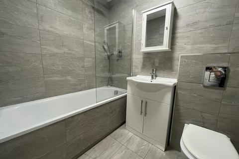 2 bedroom flat to rent, Updown Hill, Windlesham