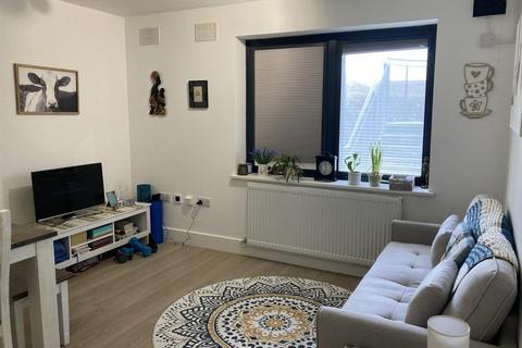 2 bedroom flat to rent, Updown Hill, Windlesham
