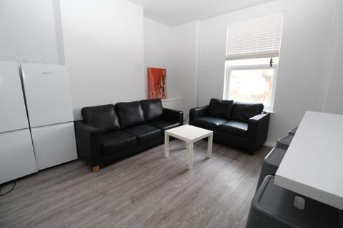 4 bedroom flat to rent, (26/27) Castle Boulevard, Nottingham NG7