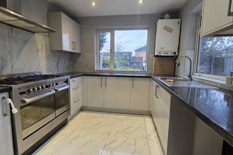 3 bedroom terraced house to rent, Crown Road, IG6
